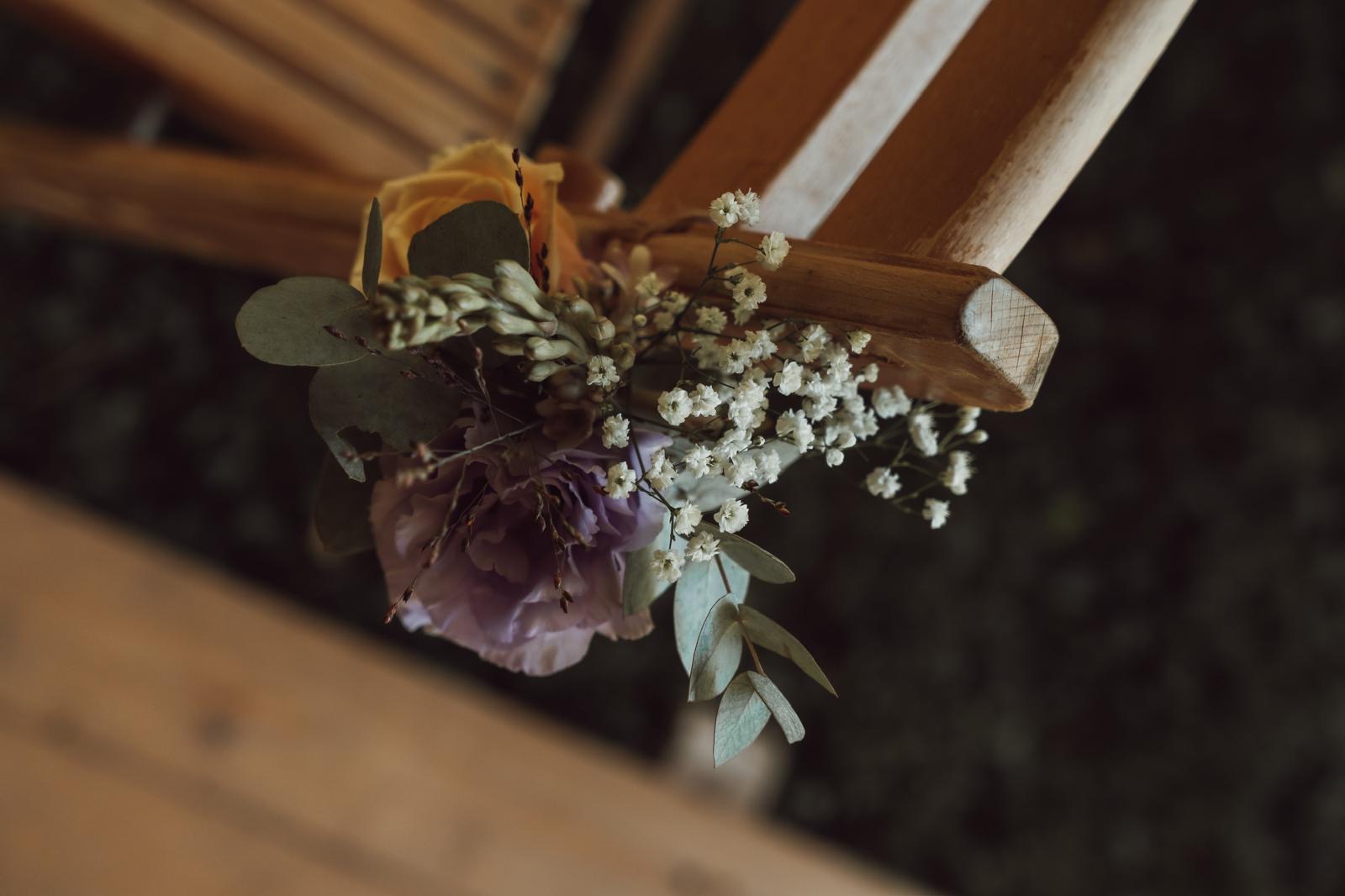Bruidsboeket met lisianthus, gipskruid en eucalyptus op een houten stoel