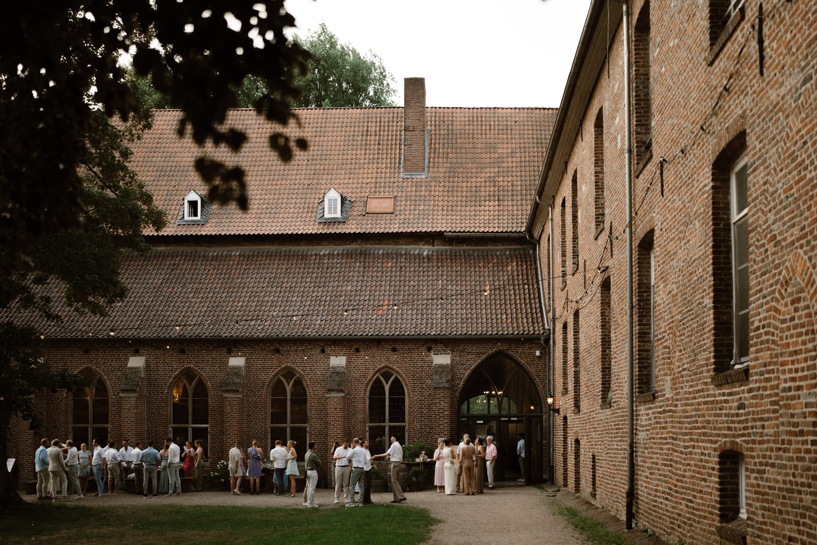 Gasten verzamelen zich op de binnenplaats van het klooster