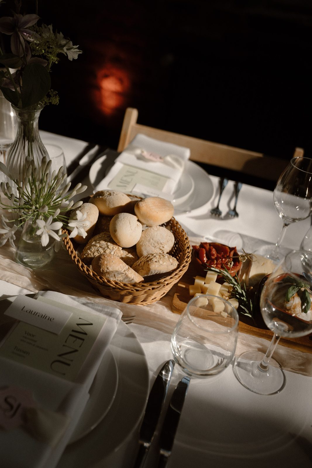 Menukaart, brood en wijnglazen op de dinertafel