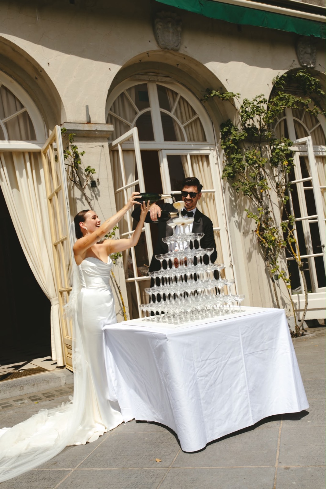 Bruidspaar schenkt samen een champagnetoren in