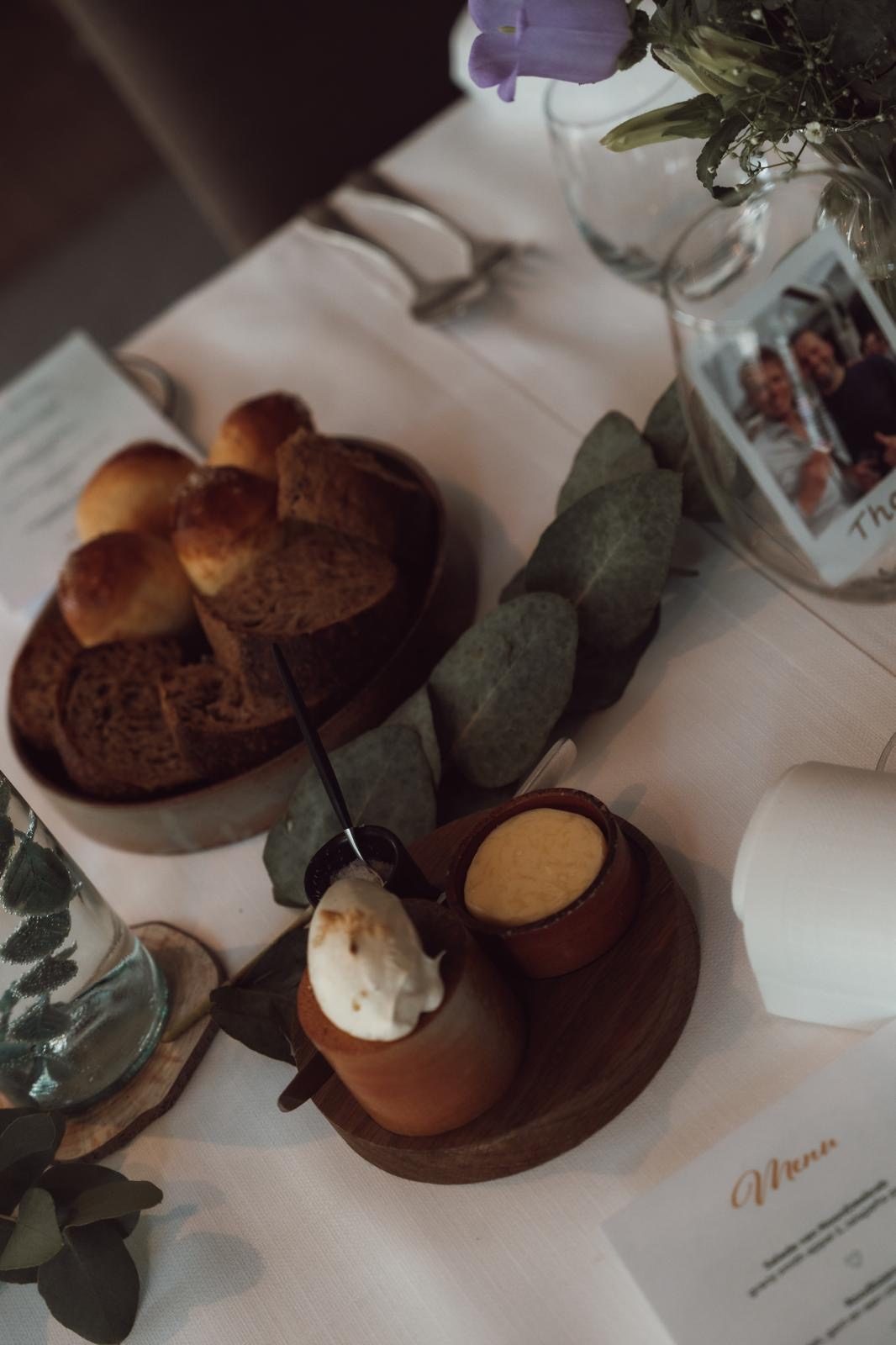Brood en boter op tafel met een menukaart
