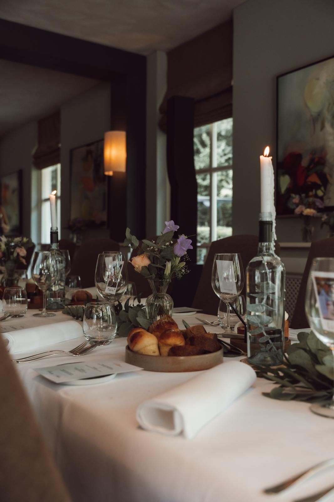 Gedekte dinertafel met kaarsen en bloemen
